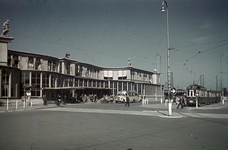 115652 Gezicht op het Centraal Station (Stationsplein) te Utrecht, met rechts een tram van de N.B.M.